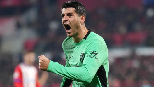 GIRONA, SPAIN - JANUARY 03: Alvaro Morata of Atletico Madrid celebrates scoring their team's third goal and completing his hatrick during the LaLiga EA Sports match between Girona FC and Atletico Madrid at Montilivi Stadium on January 03, 2024 in Girona, Spain. (Photo by Alex Caparros/Getty Images)