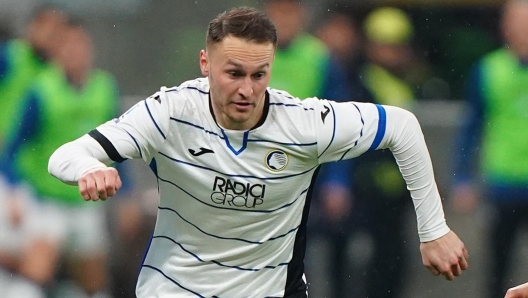 Foto Spada/LaPresse 25 febbraio 2024 - Milano, Italia - sport, calcio - Milan vs Atalanta   - Campionato italiano di calcio Serie A TIM 2023/2024 - Stadio San Siro. Nella foto: Teun Koopmeiners (Atalanta BC); Ruben Loftus-Cheek (AC Milan);  Febraury 25 ,  2024  , 2024 Milan, Italy - sport, calcio - Milan vs Atalanta - Italian Serie A Football Championship 2023/2024 - San Siro Stadium. In the pic: :  Teun Koopmeiners (Atalanta BC); Ruben Loftus-Cheek (AC Milan);