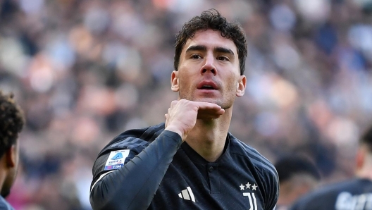 TURIN, ITALY - FEBRUARY 25: Dusan Vlahovic of Juventus celebrates scoring his team's first goal during the Serie A TIM match between Juventus and Frosinone Calcio at Allianz Stadium on February 25, 2024 in Turin, Italy. (Photo by Valerio Pennicino/Getty Images)