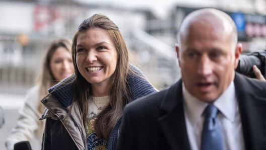 Former world number one tennis player Romania's Simona Halep (C) and her lawyer Howard Jacobs (R) arrive at the Court of Arbitration for Sport in Lausanne on February 7, 2024, for her appeal against a four-year doping ban. The two-time Grand Slam singles champion tested positive for roxadustat after the US Open in 2022 and was charged with a separate second anti-doping breach last year relating to irregularities in her athlete biological passport. (Photo by Fabrice COFFRINI / AFP)