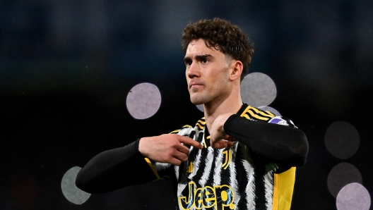 NAPLES, ITALY - MARCH 03: Dusan Vlahovic of Juventus reacts towards the Juventus fans after the team's defeat in the Serie A TIM match between SSC Napoli and Juventus at Stadio Diego Armando Maradona on March 03, 2024 in Naples, Italy. (Photo by Francesco Pecoraro/Getty Images)