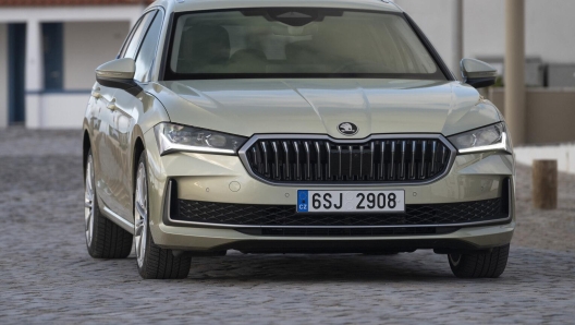 Il frontale della Škoda Superb Wagon con la nuova calandra ottagonale