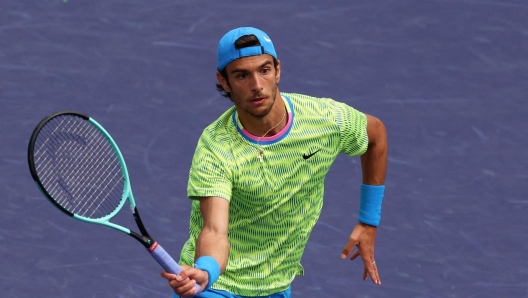 INDIAN WELLS, CALIFORNIA - MARCH 11: Lorenzo Musetti of Italy plays a forehand against Holger Rune of Denmark in their third round match during the BNP Paribas Open at Indian Wells Tennis Garden on March 11, 2024 in Indian Wells, California.   Clive Brunskill/Getty Images/AFP (Photo by CLIVE BRUNSKILL / GETTY IMAGES NORTH AMERICA / Getty Images via AFP)