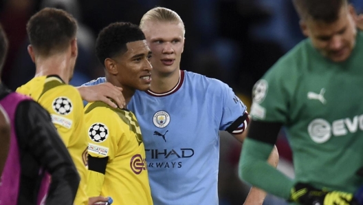 epa10184858 Erling Haaland (C-R) of Manchester City talks with Jude Bellingham (L) of Dortmund after winning the UEFA Champions League group G soccer match between Manchester City and Borussia Dortmund in Manchester, Britain, 14 September 2022.  EPA/PETER POWELL