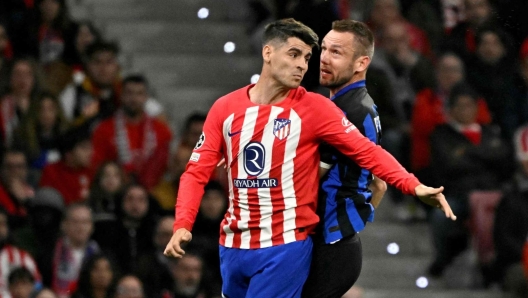 TOPSHOT - Atletico Madrid's Spanish forward #19 Alvaro Morata jumps for the ball with Inter Milan's Dutch defender #06 Stefan de Vrij during the UEFA Champions League last 16 second leg football match between Club Atletico de Madrid and Inter Milan at the Metropolitano stadium in Madrid on March 13, 2024. (Photo by JAVIER SORIANO / AFP)