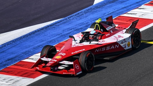 Oliver Rowland, Nissan Formula E Team, Nissan e-4ORCE 04, leads as Sebastien Buemi, Envision Racing, Jaguar I-TYPE 6, battles with Jake Hughes, NEOM McLaren Formula E Team, e-4ORCE 04, behind (Oliver Rowland, Nissan Formula E Team, Nissan e-4ORCE 04,