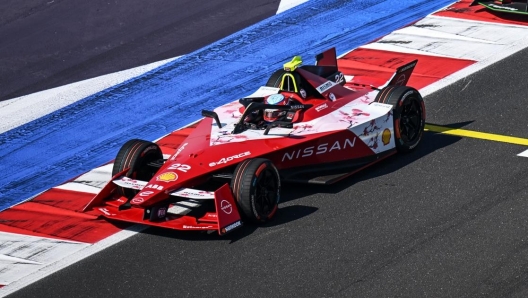 Oliver Rowland, Nissan Formula E Team, Nissan e-4ORCE 04, leads as Sebastien Buemi, Envision Racing, Jaguar I-TYPE 6, battles with Jake Hughes, NEOM McLaren Formula E Team, e-4ORCE 04, behind (Oliver Rowland, Nissan Formula E Team, Nissan e-4ORCE 04,