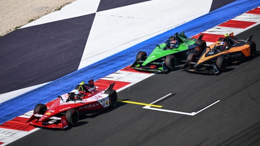 Oliver Rowland, Nissan Formula E Team, Nissan e-4ORCE 04, leads as Sebastien Buemi, Envision Racing, Jaguar I-TYPE 6, battles with Jake Hughes, NEOM McLaren Formula E Team, e-4ORCE 04, behind (Oliver Rowland, Nissan Formula E Team, Nissan e-4ORCE 04,