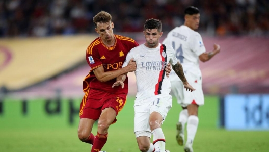 ROME, ITALY - SEPTEMBER 01: Christian Pulisic of AC Milan is challenged by Diego Llorente of AS Roma during the Serie A TIM match between AS Roma and AC Milan at Stadio Olimpico on September 01, 2023 in Rome, Italy. (Photo by Paolo Bruno/Getty Images)