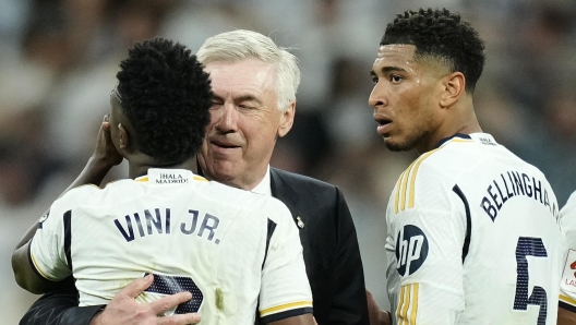 From left: Real Madrid's Vinicius Junior, head coach Carlo Ancelotti, Jude Bellingham and Aurelien Tchouameni celebrate after the Spanish La Liga soccer match between Real Madrid and Barcelona at the Santiago Bernabeu stadium in Madrid, Spain, Sunday, April 21, 2024. (AP Photo/Jose Breton)