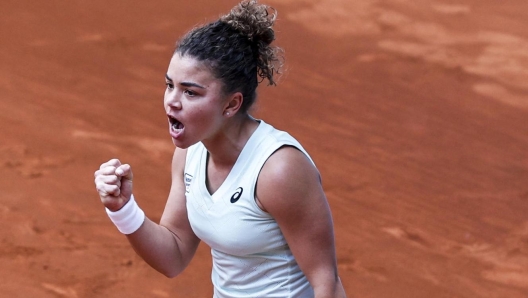 epa11307121 Jasmine Paolini of Italy celebrates a point during her women's singles round of 32 match against against Caroline Garcia of France at the Madrid Open tennis tournament, Madrid, Spain, 28 April 2024.  EPA/SERGIO PEREZ