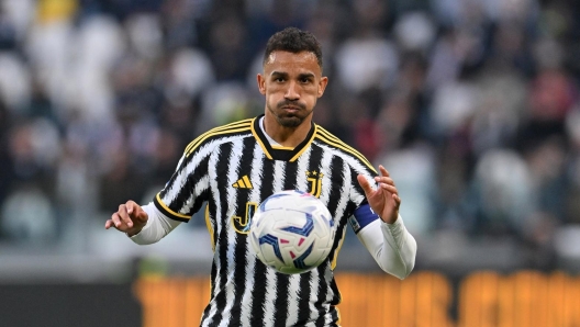 TURIN, ITALY - APRIL 27: Danilo of Juventus controls the ball during the Serie A TIM match between Juventus and AC Milan at Allianz Stadium on April 27, 2024 in Turin, Italy. (Photo by Chris Ricco - Juventus FC/Juventus FC via Getty Images)