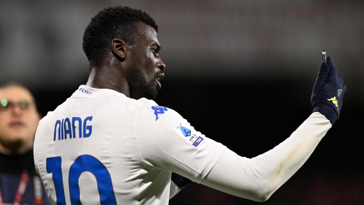 SALERNO, ITALY - FEBRUARY 09: M'Baye Niang of Empoli FC celebrate the victory after the Serie A TIM match between US Salernitana and Empoli FC - Serie A TIM  at Stadio Arechi on February 09, 2024 in Salerno, Italy. (Photo by Francesco Pecoraro/Getty Images)