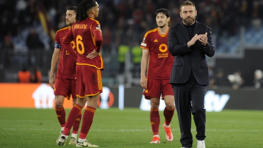 LA DELUSIONE DELLA ROMA A FINE GARA CON DE ROSSI, PELLEGRINI, SMALLING E AZMOUN ( FOTO DI SALVATORE FORNELLI )