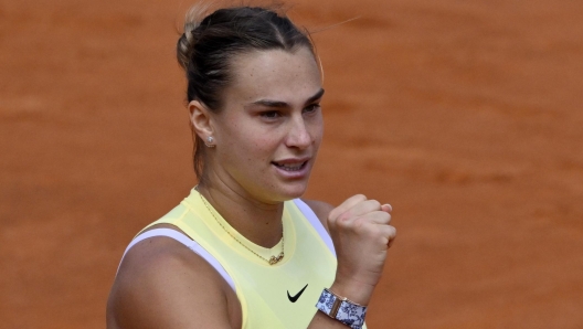 Belarus' Aryna Sabalenka celebrates after defeating Jelena Ostapenko of Latvia in the women's quarterfinal match at the Italian Open tennis tournament at Rome's Foro Italico, Wednesday, May 15, 2024. (AP Photo/Antonietta Baldassarre)    Associated Press / LaPresse Only italy and Spain