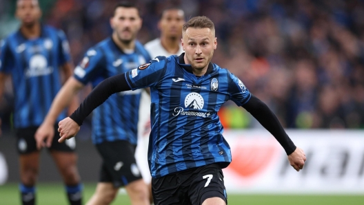 epa11361351 Teun Koopmeiners of Atalanta in action during the UEFA Europa League Final soccer match of Atalanta BC against Bayer 04 Leverkusen, in Dublin, Ireland, 22 May 2024.  EPA/ADAM VAUGHAN