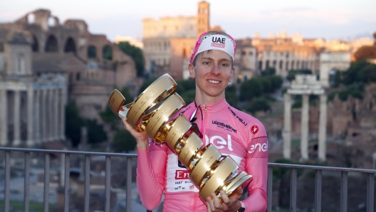 Giro d'Italia 2024 - 107th Edition - 21th stage Roma - Roma 126 km - 26/05/2024 - Tadej Pogacar (SLO - UAE Team Emirates) - photo Roberto Bettini/SprintCyclingAgency©2024 - Giro d'Italia 2024 - 107th Edition - 21th stage Roma - Roma 126 km - 26/05/2024 - Tadej Pogacar (SLO - UAE Team Emirates) - photo Roberto Bettini/SprintCyclingAgency©2024 - fotografo: bettini