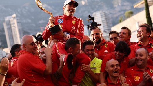 epa11371934 Scuderia Ferrari driver Charles Leclerc of Monaco celebrates with his team after winning the Formula One Grand Prix of Monaco on the Circuit de Monaco ractrack in Monte Carlo, Monaco, 26 May 2024.  EPA/ANNA SZILAGYI