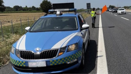 (DIRE) Ravenna, 10 mag. - Stagione estiva alle porte e il prefetto di Ravenna Castrese De Rosa vara una nuova direttiva ai vertici delle forze di Polizia e ai comandanti delle Polizie locali e provinciale per intensificare le attivit di controllo e vigilanza. Puntando sulla "forma mista dei controlli organizzati in modo congiunto con operatori in postazioni fissa e altri impegnati in servizi dinamici". ? infatti "quella che ha consentito di raggiungere i migliori risultati sia sotto il profilo della sicurezza reale che percepita".    Dati alla mano, nel 2023 si  registrata, spiega durante l'ultima seduta del comitato provinciale per l'ordine e la sicurezza pubblica, una "sensibile" riduzione del tasso di incidentalit, con il 31,7% in meno di deceduti e il 7,68% di incidenti con morti e feriti. L'obiettivo quest'anno  fare ancora meglio, serve per, segnala De Rosa, "un maggior coordinamento dei servizi di pianificazione di controllo del territorio attraverso" il coinvolgimento di tutte le Forze dell'ordine e dei rinforzi estivi che saranno messi a disposizione per le localit balneari. Nella predisposizione dei servizi, prosegue, si dovr tenere conto delle diverse caratteristiche della circolazione stradale, delle condizioni delle arterie pi pericolose, dei volumi di traffico e dei luoghi legati alla movida e alle discoteche. "L'esigenza- rimarca il prefetto-  quella di garantire un sempre pi efficace coordinamento territoriale per evitare la contemporanea effettuazione di pi rilevamenti sui medesimi tratti di strada", ripartendo il territorio in zone e attribuendo il coordinamento operativo a quella forza che sia localmente presente. Gli occhi dovranno essere particolarmente attenti anche sull'autotrasporto ed  stato predisposto un calendario degli eventi di particolare impatto sui territori per i quali saranno necessari controlli in forma congiunta.    Nella direttiva il prefetto ha invitato la Questura a valutare in sede tecnica di conferire "autonomia organizzativa" nella programmazione dei servizi a quelle componenti territoriali delle Forze di polizia che, in sinergia con le Polizie locali e in ragione della maggiore conoscenza della viabilit provinciale, siano in grado di meglio individuare le esigenze e calibrare gli interventi. Mentre a sindaci e proprietari delle strade si chiede di "programmare ed effettuare gli interventi di miglioramento della circolazione e di maggiore messa in sicurezza dei punti critici". Un gruppo ristretto dell'Osservatorio della Prefettura verificher inoltre quei tratti stradali in cui si ritiene opportuno installare autovelox. Gli autisti dal piede pesante o che circolano in stato di ebbrezza sono avvertiti.   (Som/ Dire) 11:43 10-05-24   NNNN