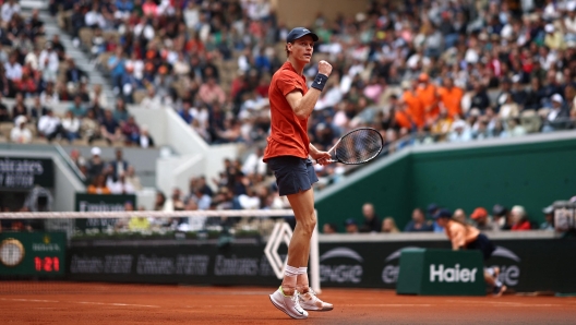 Italy's Jannik Sinner reacts after a point during his men's singles match against US Christopher Eubanks on Court Suzanne-Lenglen on day two of the French Open tennis tournament at the Roland Garros Complex in Paris on May 27, 2024. (Photo by Anne-Christine POUJOULAT / AFP)