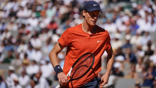 Italy's Jannik Sinner reacts as he plays against against Spain's Carlos Alcaraz during their men's singles semi final match on Court Philippe-Chatrier on day thirteen of the French Open tennis tournament at the Roland Garros Complex in Paris on June 7, 2024. (Photo by Dimitar DILKOFF / AFP)