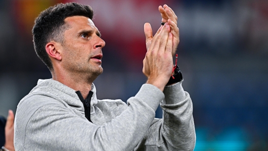 GENOA, ITALY - MAY 24: Thiago Motta, head coach of Bologna, greets the crowd after the Serie A TIM match between Genoa CFC and Bologna FC at Stadio Luigi Ferraris on May 24, 2024 in Genoa, Italy. (Photo by Simone Arveda/Getty Images)