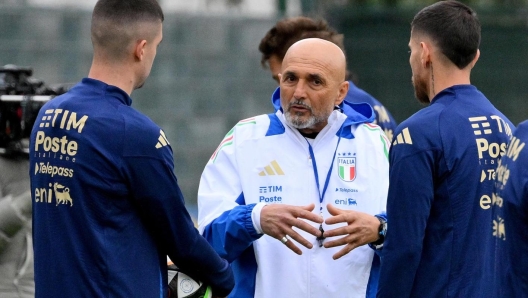 Italy's national soccer team head coach, Luciano Spalletti (C), talks with Italy's national soccer team players, Lorenzo Pellegrini (R) and Gianluca Mancini, during a training session at the ''Giulio Onesti'' training centre in Rome, Italy, 18 March 2024. ANSA/ETTORE FERRARI