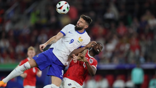 epa11418970 Kevin Danso (R) of Austria and Olivier Giroud (L) of France in action during the UEFA EURO 2024 group D soccer match between Austria and France, in Duesseldorf, Germany, 17 June 2024.  EPA/Leszek Szymanski POLAND OUT