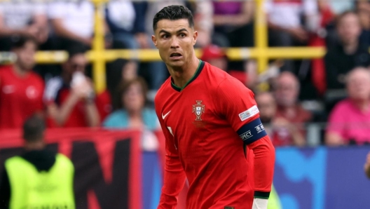 epa11430917 Cristiano Ronaldo of Portugal passes the ball to Bruno Fernandes of Portugal who scores the 3-0 during the UEFA EURO 2024 group F soccer match between Turkey and Portugal, in Dortmund, Germany, 22 June 2024.  EPA/FRIEDEMANN VOGEL