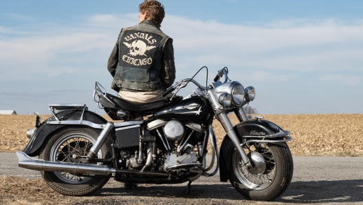 Austin Butler as Benny in director Jeff Nichols' THE BIKERIDERS, a Focus Features release. Credit: Kyle Kaplan/Focus Features. © 2024 Focus Features. All Rights Reserved.