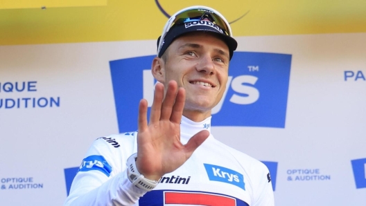 epa11457571 Belgian rider Remco Evenepoel of Soudal Quick-Step celebrates on the podium wearing the best young rider's white jersey following the end of the sixth stage of the 2024 Tour de France cycling race over 163km from Macon to Dijon, France, 04 July 2024.  EPA/GUILLAUME HORCAJUELO