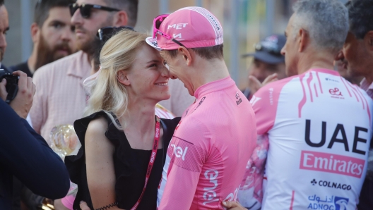 Giro d'Italia 2024 - 107th Edition - 21th stage Roma - Roma 126 km - 26/05/2024 - Tadej Pogacar (SLO - UAE Team Emirates) - Urska Zigart (SLO - Liv AlUla Jayco) - photo Roberto Bettini/SprintCyclingAgency©2024 - Giro d'Italia 2024 - 107th Edition - 21th stage Roma - Roma 126 km - 26/05/2024 - Tadej Pogacar (SLO - UAE Team Emirates) - Urska Zigart (SLO - Liv AlUla Jayco) - photo Roberto Bettini/SprintCyclingAgency©2024 - fotografo: bettini