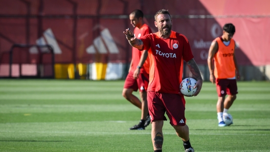 ROME, ITALY - JULY 08: AS Roma coach Daniele De Rossi during a training session at Centro Sportivo Fulvio Bernardini on July 08, 2024 in Rome, Italy. (Photo by Fabio Rossi/AS Roma via Getty Images)