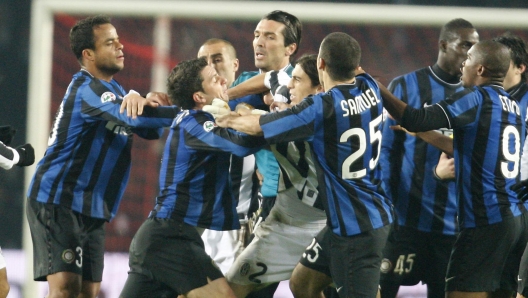 Juventus' goalkeeper Gianluigi Buffon, at center in midground with long pants, and teammate Martin Caceres, white shorts n.2, scuffle with Inter Milan's Thiago Motta, n. 8, as other players try to stop them, during the Italian Serie A soccer match between Juventus and Inter Milan at the Turin Olympic stadium, Italy, Saturday, Dec. 5, 2009. Juventus won 2-1. At right n. 25, Inter Milan's Walter Samuel. (AP Photo/Antonio Calanni