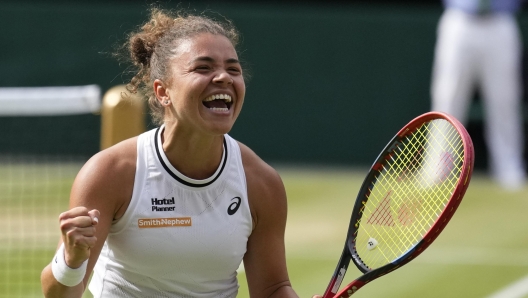 Jasmine Paolini of Italy celebrates after defeating Donna Vekic of Croatia in their semifinal match at the Wimbledon tennis championships in London, Thursday, July 11, 2024. (AP Photo/Mosa'ab Elshamy)    Associated Press / LaPresse Only italy and Spain