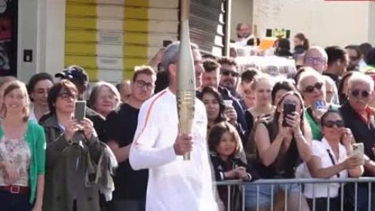 (LaPresse) Le ballerine del famoso cabaret parigino Le Moulin Rouge hanno eseguito il celebre can-can in Place Blanche per celebrare l'arrivo dei tedofori olimpici. La fiamma olimpica, che lunedì mattina ha fatto la sua apparizione davanti all'iconico teatro di Pigalle, è arrivata nella capitale francese domenica mattina. Dopo un'apparizione speciale alla parata militare del Giorno della Bastiglia si è poi diretta verso la Cattedrale di Notre Dame, l'Università Sorbonne e il Louvre. La fiamma tornerà a Parigi per la cerimonia di apertura delle Olimpiadi il 26 luglio. Lo spettacolo odierno arriva dopo l'inaugurazione delle nuove pale del cabaret, avvenuta il 5 luglio scorso dopo che le enormi vele erano inspiegabilmente crollate ad aprile. Il Moulin Rouge festeggia quest'anno il suo 135° anniversario.