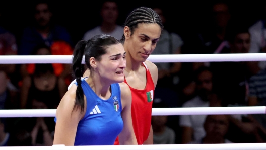 epaselect epa11515317 Angela Carini (L) of Italy abandons her bout in the Women 66kg preliminaries round of 16 against Imane Khelif of the Boxing competitions in the Paris 2024 Olympic Games, at the North Paris Arena in Villepinte, France, 01 August 2024.  EPA/YAHYA ARHAB