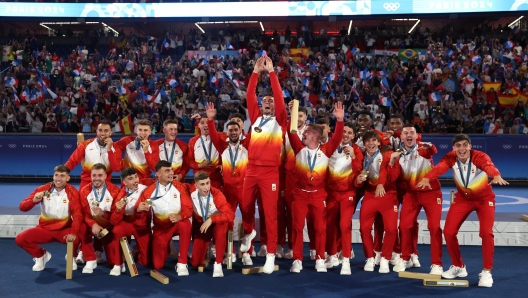 PARIS, FRANCE - AUGUST 09: Gold medalists of Team Spain pose for a photo after the Men?s Football Medal Ceremony during the Olympic Games Paris 2024 at Parc des Princes on August 09, 2024 in Paris, France. (Photo by Harriet Lander - FIFA/FIFA via Getty Images)