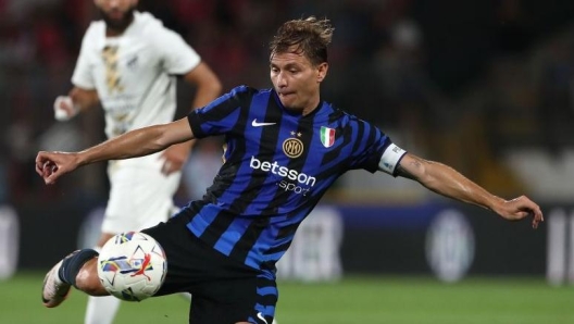 MONZA, ITALY - AUGUST 07: Nicolo’ Barella of FC Internazionale kicks a ball during the pre-season friendly match between FC Internazionale and Al Ithihad at Stadio Brianteo on August 07, 2024 in Monza, Italy. (Photo by Marco Luzzani/Getty Images)