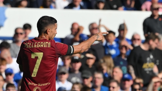 LIVERPOOL, ENGLAND - AUGUST 10: Lorenzo Pellegrini of AS Roma celebrates after scored the first goal for his team during the pre-season friendly match between Everton and AS Roma at Goodison Park on August 10, 2024 in Liverpool, England. (Photo by Fabio Rossi/AS Roma via Getty Images)