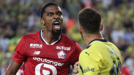 epa11547906 Alexsandro of Lille interacts with Dusan Tadic of Fenerbahce during the UEFA Champions League qualifying 3rd round second leg soccer match between Fenerbahce Istanbul and Lille OSC in Istanbul, Turkey, 13 August 2024.  EPA/ERDEM SAHIN