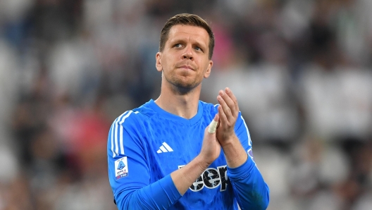 TURIN, ITALY - MAY 12: Wojciech Szczesny of Juventus applauds the fans after the Serie A TIM match between Juventus and US Salernitana at  on May 12, 2024 in Turin, Italy. (Photo by Valerio Pennicino/Getty Images)