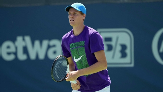 MASON, OHIO - AUGUST 12: Jannik Sinner of Italy looks on during a practice session during Day 2 of the Cincinnati Open at the Lindner Family Tennis Center on August 12, 2024 in Mason, Ohio.   Dylan Buell/Getty Images/AFP (Photo by Dylan Buell / GETTY IMAGES NORTH AMERICA / Getty Images via AFP)