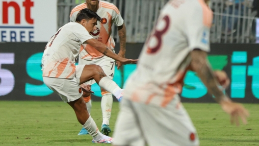 Roma's Paulo Dybala (L) in action during the Italian Serie A soccer match Cagliari calcio vs AR Roma Fiorentina at the Unipol domus in Cagliari, Italy, 18 August  2024  ANSA/FABIO MURRU