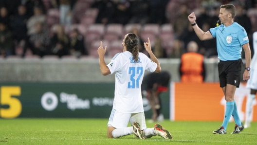 epa11558580 Slovan Bratislava's Julius Szoke reacts after the UEFA Champions League qualification match between FC Midtjylland and Slovan Bratislava in Herning, Denmark, 21 August 2024.  EPA/Bo Amstrup  DENMARK OUT