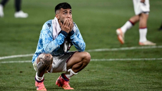 Fiorentina's Argentine forward #10 Nicolas Gonzalez reacts after losing the UEFA Europa Conference League final football match between Olympiakos and Fiorentina at the AEK Arena in Athens on May 29, 2024. (Photo by Angelos Tzortzinis / AFP)