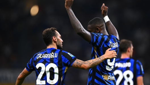 MILAN, ITALY - AUGUST 24: Hakan Calhanoglu of FC Internazionale celebrates with his teammates Marcus Thuram after scoring his team's second goal during the Serie A match between Inter and Lecce at Stadio Giuseppe Meazza on August 24, 2024 in Milan, Italy. (Photo by Mattia Ozbot - Inter/Inter via Getty Images)