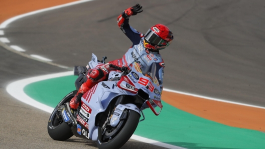 epa11574877 Gresini Racing rider Marc Marquez of Spain waves during a practice session for the Motorcycling Grand Prix of Aragon, in Alcaniz, Spain, 31 August 2024. The 2024 Motorcycling Grand Prix of Aragon is held at the MotorLand Aragon circuit on 01 September.  EPA/Javier Cebollada