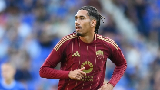 LIVERPOOL, ENGLAND - AUGUST 10: Chris Smalling of Roma looks on during the pre-season friendly match between Everton and Roma at Goodison Park on August 10, 2024 in Liverpool, England. (Photo by Ben Roberts Photo/Getty Images)