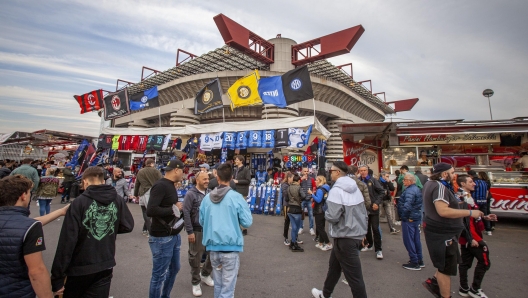 Foto LaPresse 
19 Aprile  2022 Milano, Italia 
cronaca 
San Siro, tifosi prima del Derby Inter vs Milan di Coppa Italia Frecciarossa 2021/2022 

Photo LaPresse 
April 19, 2022 Milan, Italy 
News 
San Siro, fans before the Derby Inter vs Milan of Coppa Italia Frecciarossa 2021/2022